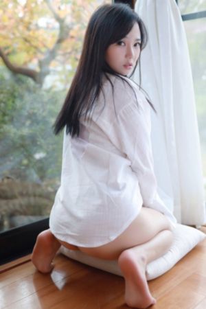 年轻的妈妈观看